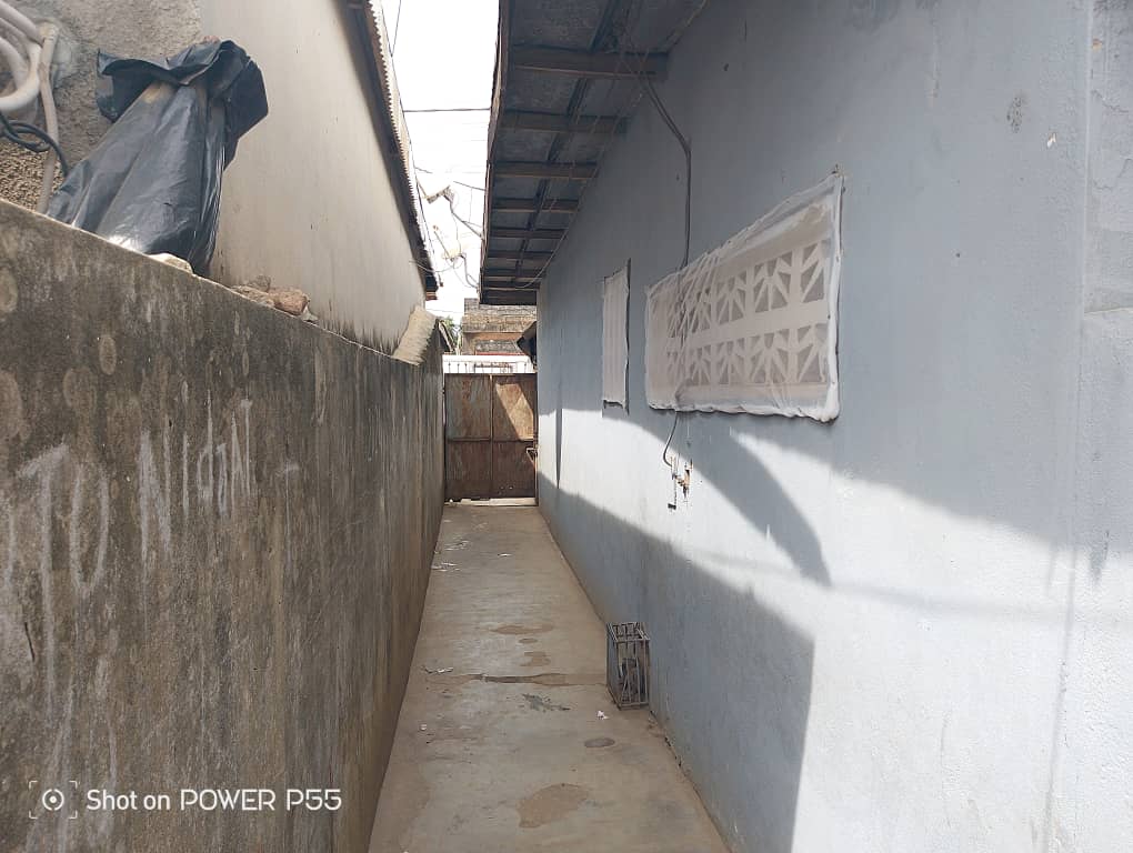 Une cour commerciale a vendre