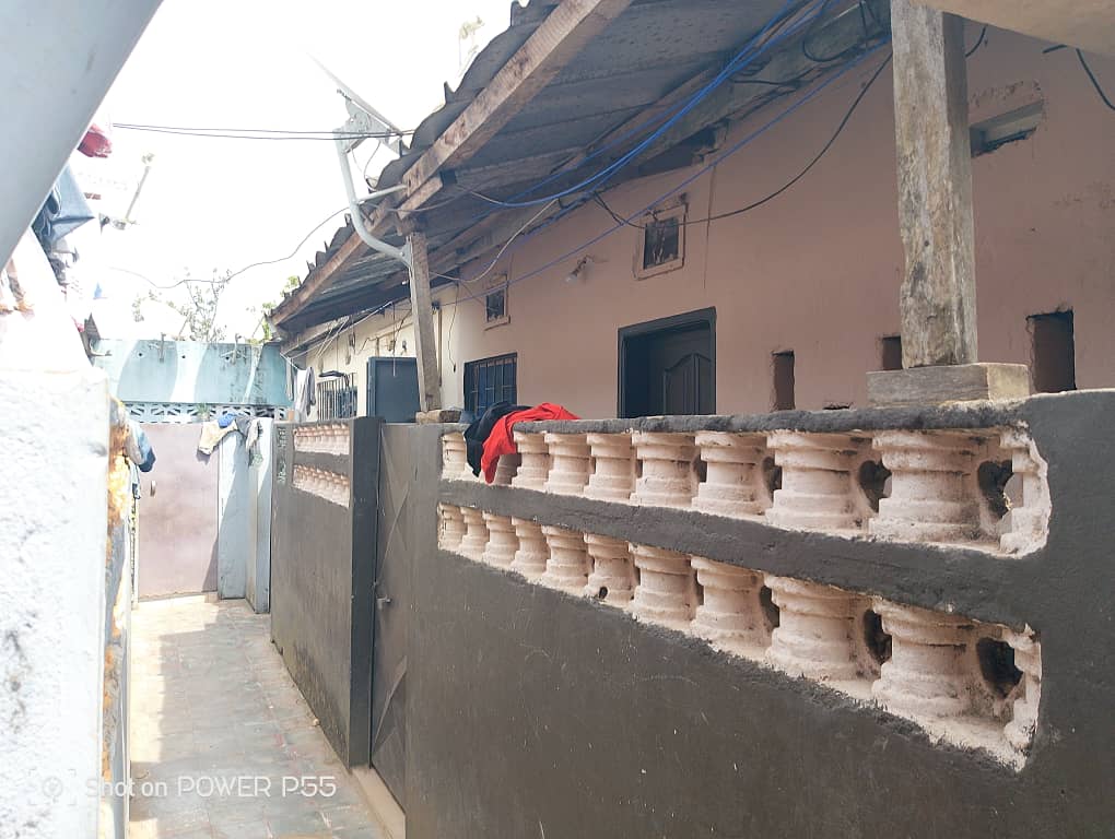 Une cour commerciale a vendre